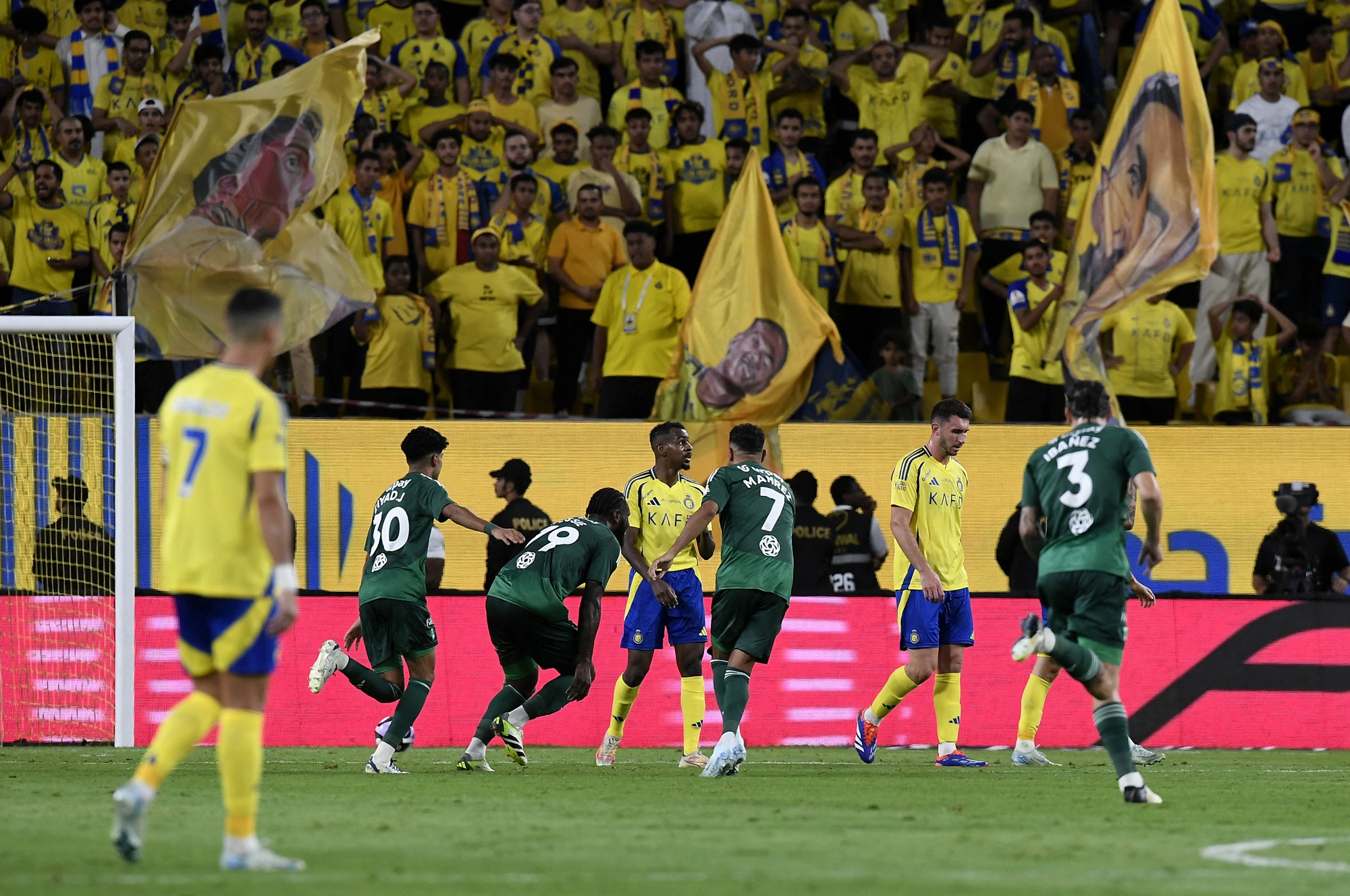 الكشف عن طاقم تحكيم مباراة الأهلي والنصر في دوري روشن.. "مفاجأة مدوية"
