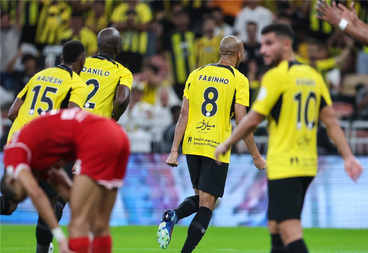 موقف عبدالإله العمري يثير الغموض قبل كلاسيكو الاتحاد والهلال