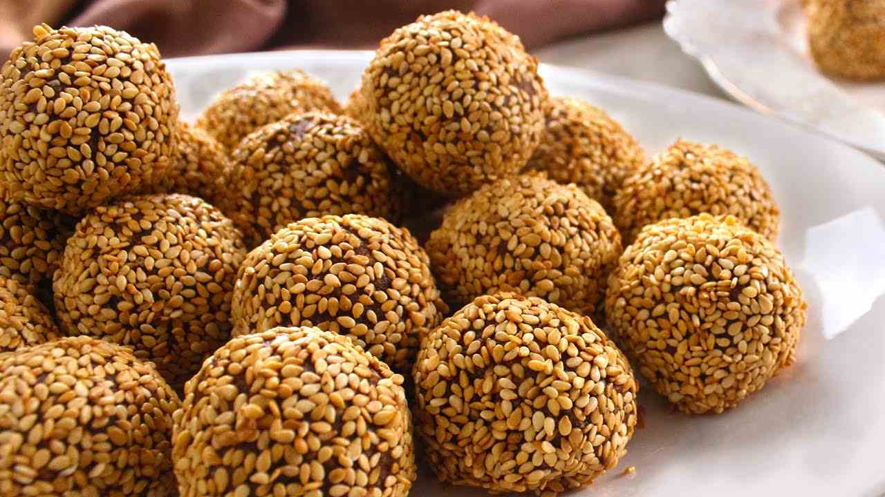 طريقة عمل كرات التمر السمسم الطرية بمكونات اقتصادية سهلة ومغذية وطعمها لذيذ