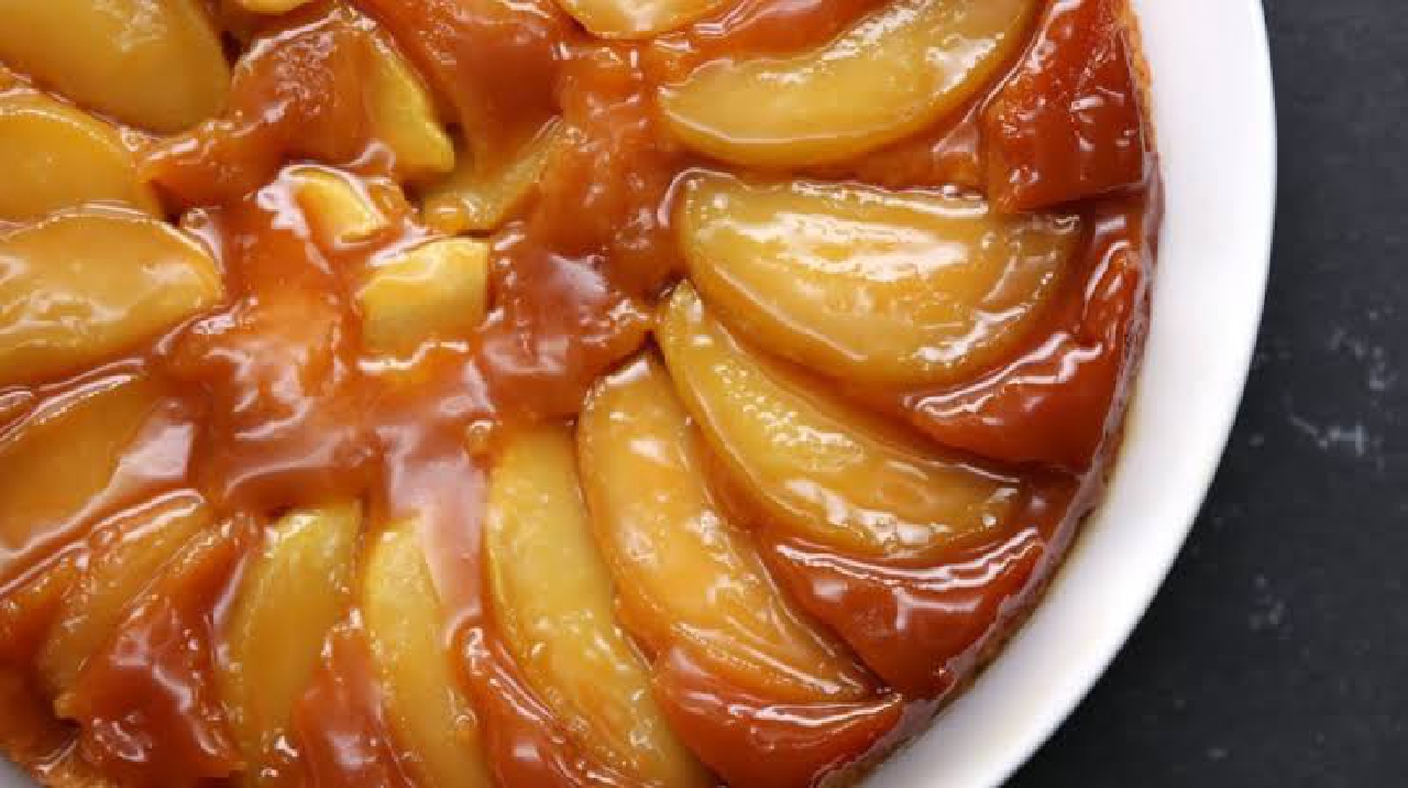 كيك تفاح مقلوبة بصوص خطير