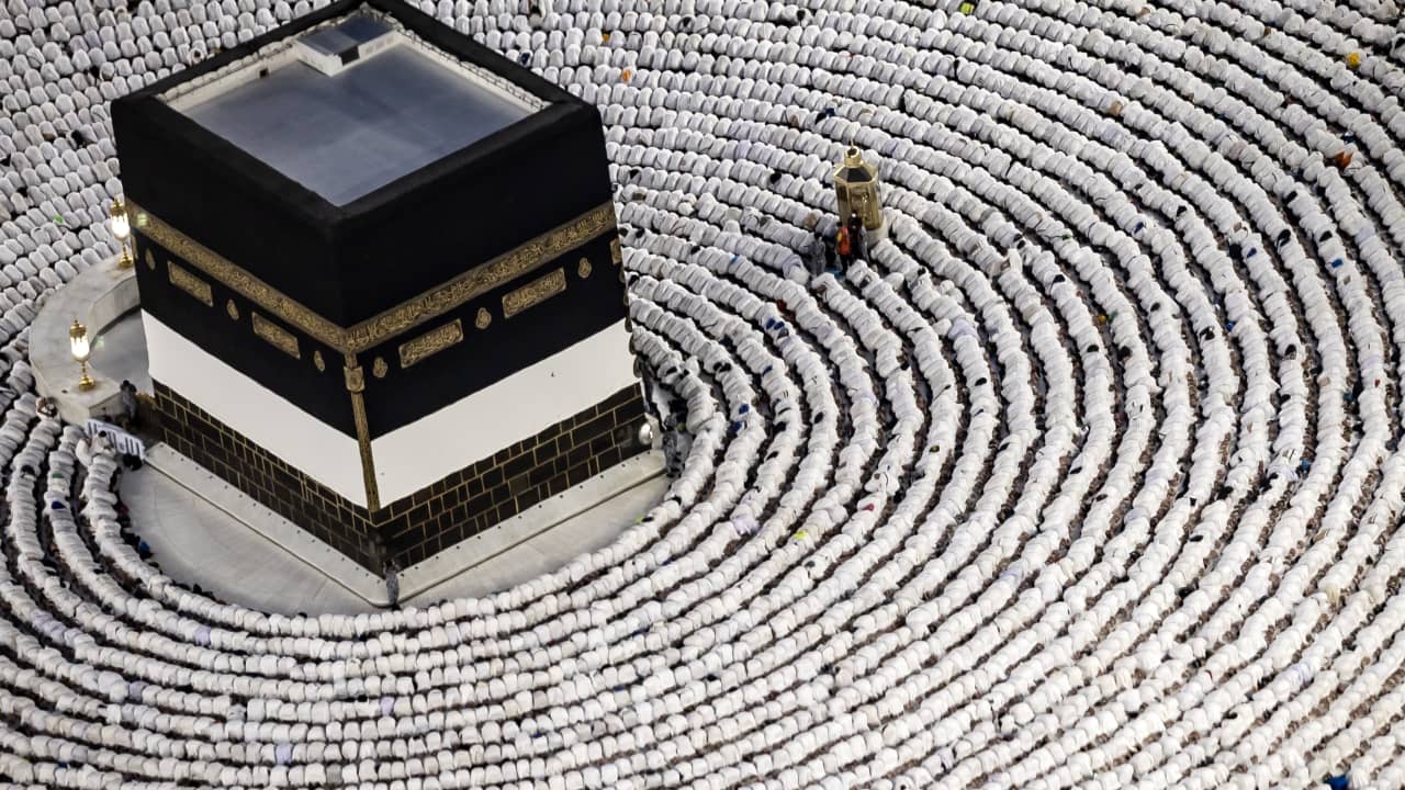 جدول أئمة الصلوات المفروضة في المسجد الحرام اليوم